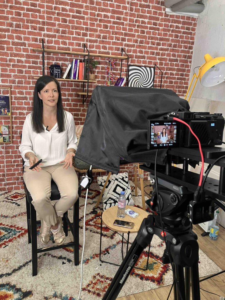 Elodie Tonnaire en tournage des vidéos de la formation installation praticien